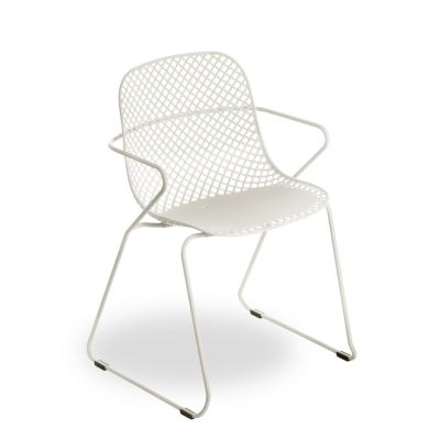 chaise en métal de couleur blanc crème avec appuis-bras