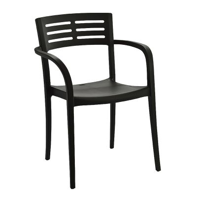 chaise en résine de couleur noir avec appuis-bras